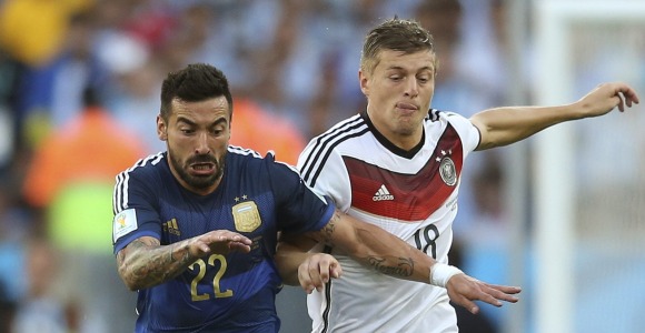 Kroos-Lavezzi-final-Mundial-2014-EFE.jpg