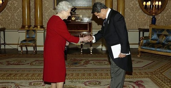 Trillo-saluda-reina-inglaterra-efe-2013.jpg