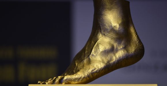 messi-pie-oro.jpg