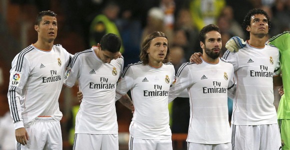 CR7-DiMaria-Modric-Carvajal-Pepe-Minuto-silencio-2013-efe.jpg