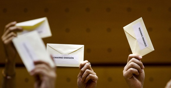 Sobres-gobierno-dimision-izquierdaplural-2013-efe.jpg