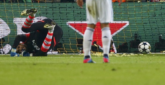 DiegoLopez-suelo-Dortmund-2013-Reuters.jpg