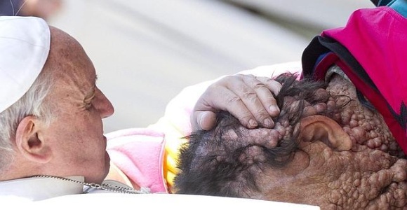 papa-abraza-enfermo-efe.jpg