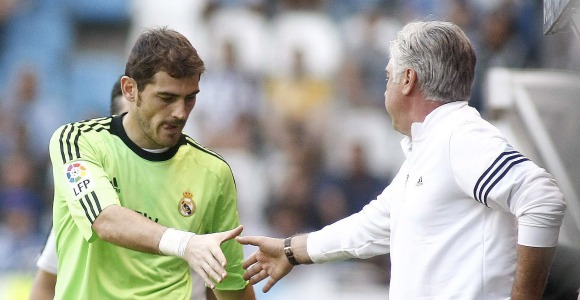 Casillas-saluda-ancelotti-2013-riazor-efe.jpg