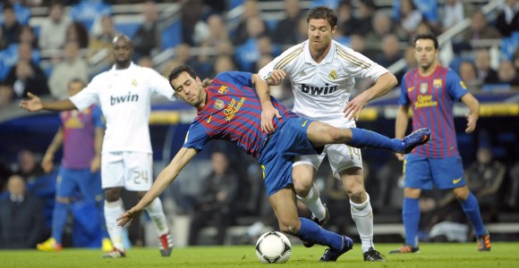 Xabi-Alonso-Busquets-Clasico-2012-copa-efe.jpg