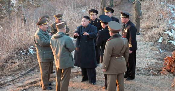 kim-jong-un-rodeado-militares-reuters.jpg