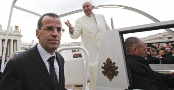 exjefe-guardia-suiza-papamovil-reuters.jpg