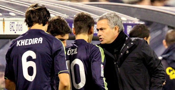 Mourinho-ordenes-Ozil-Khedira-2013-efe.jpg