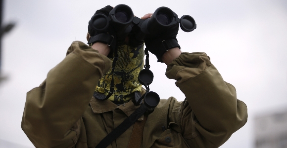 donetsk-prorruso-prismaticos.jpg