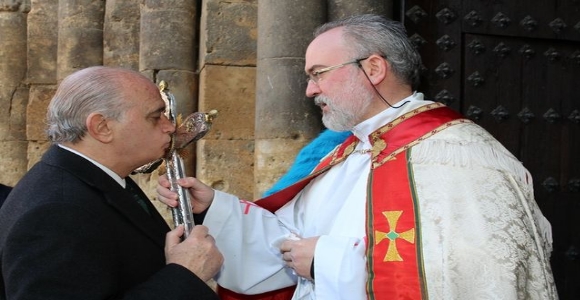fernandez-diaz-beso-cruz.jpg