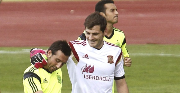 Casillas-cazorla-2014-efe.jpg
