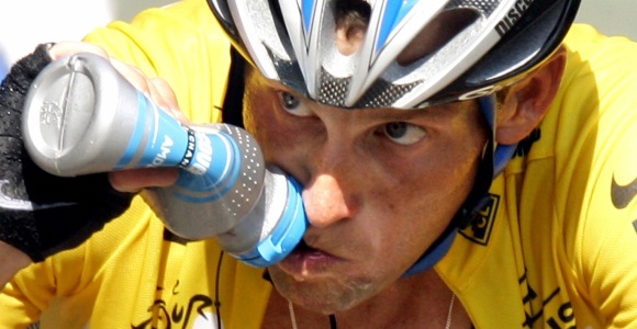Armstrong-bebe-agua-2012-reuters.jpg
