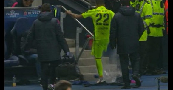Alves-patada-botella-2015.jpg