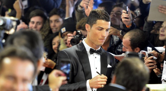 CR7-firma-autografos-balon-oro-efe-2014.jpg