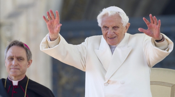 papa-saludo-efe.jpg