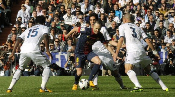 Iniesta-Clasico-rodeado-2013-EFE.jpg