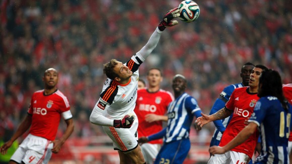 Oblak-despeja-Benfica-Reuters-2014.jpg