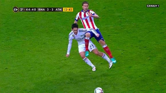 Isco-Gabi-Atletico-2015-patada-canalplus.jpg