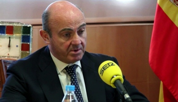 Guindos-micro-2013-efe.jpg