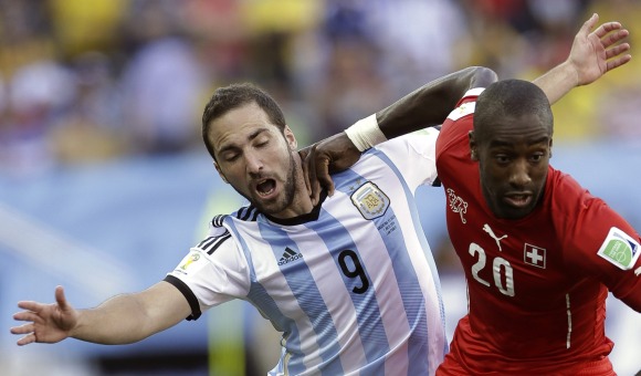 Higuain-suiza-agarron-2014-efe.jpg