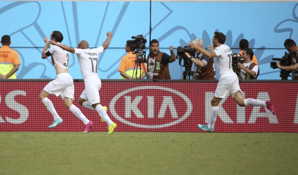 seleccion-uruguaya-godin-gol-italia-efe
