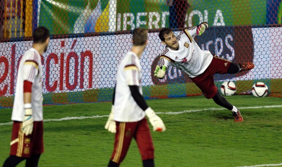 Casillas-entreno-espana-miradas-degea-casilla-2014-efe.jpg