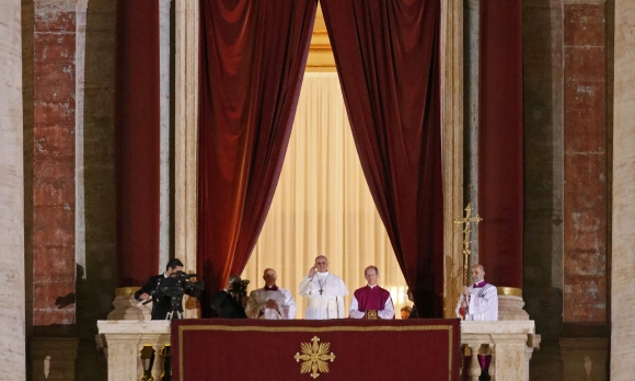 papa-balcon-reuters.jpg