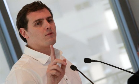 rivera-senala-microfonos-efe.jpg