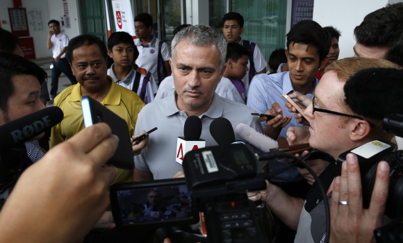 Mourinho-micros-2016-Reuters.jpg