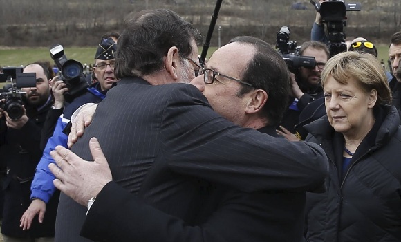 hollande-rajoy-abrazo-germanwings.jpg