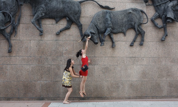 Toros-estatua-turistas-2015-madrid-reuters.jpg