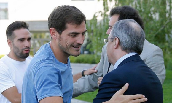 Casillas-Florentino-abrazo-frio-2015-realmadridcom.jpg