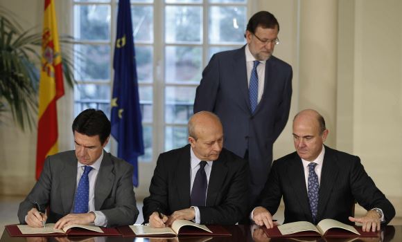 rajoy-ministros-miran.jpg