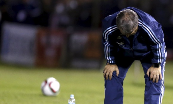 Martino-2015-rodillas-reuters.jpg
