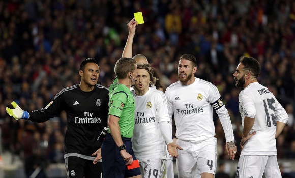 Ramos-Protesta-amarilla-clasico-2016-efe.jpg