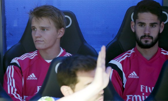 Odegaard-Isco-Banquillo-2015-reuters.jpg