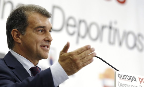 Laporta-micro-2015-EFE.jpg