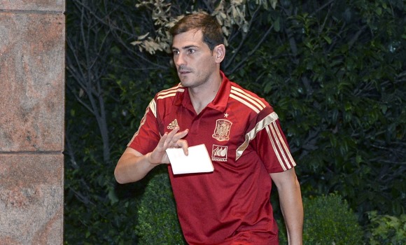 Casillas-saluda-expedicion-2015-Espana-efe.jpg