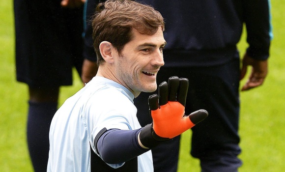 Casillas-mano-2016-entreno-oporto-efe.jpg