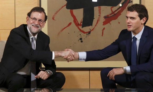 rajoy-rivera-mano-efe.jpg