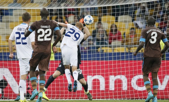 Casillas-gol-Kyev-2015-reuters.jpg