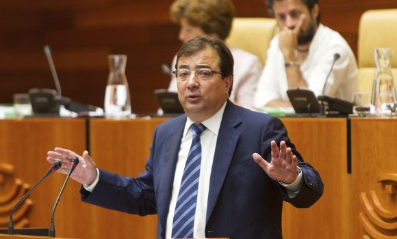 Vara es investido presidente de la Junta de Extremadura con los votos de PSOE y Podemos