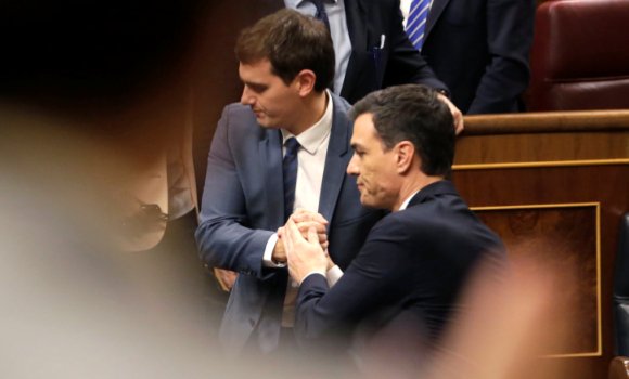albert-rivera-pedro-sanchez-mano.jpg