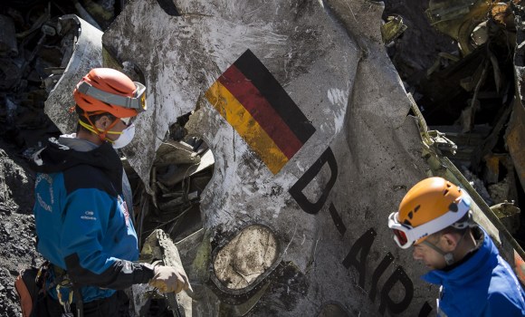 Avion-Germanwings-restos-2015-bandera-alemana-reuters.jpg