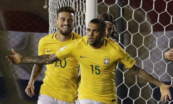 Alves-celebra-gol-brasil-2016-reuters.jpg