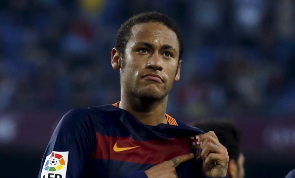 Neymar-senala-escudo-Barcelona-2015-reuters.jpg