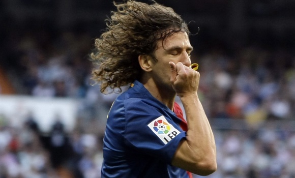 Puyol-besa-brazalete-Barcelona-bernabeu-2009-Reuters.jpg