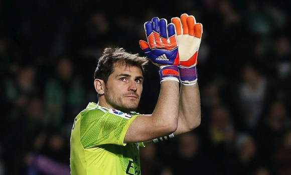 Casillas-aplaude-2015-elche-EFE.jpg
