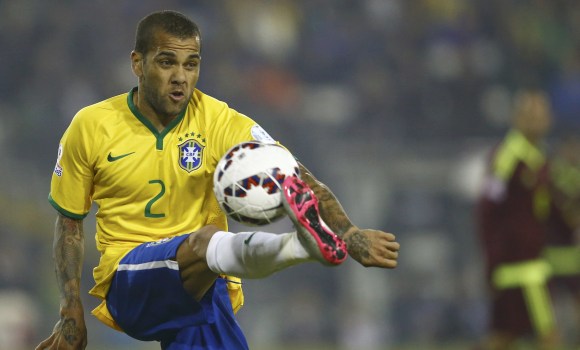Alves-controla-balon-Brasil-2015-reuters.jpg