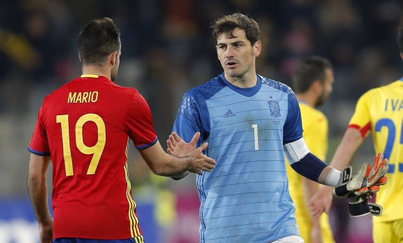 Casillas-saluda-Mario-2016-efe.jpg